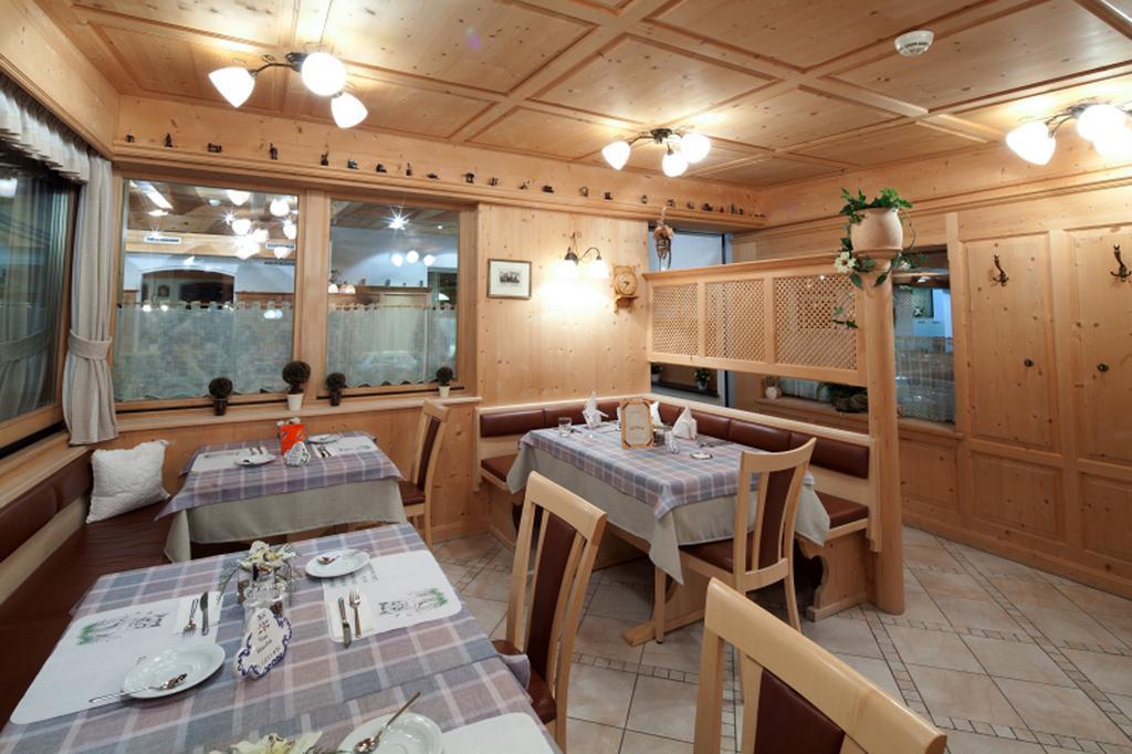 Hotel Astras Скуол Екстериор снимка