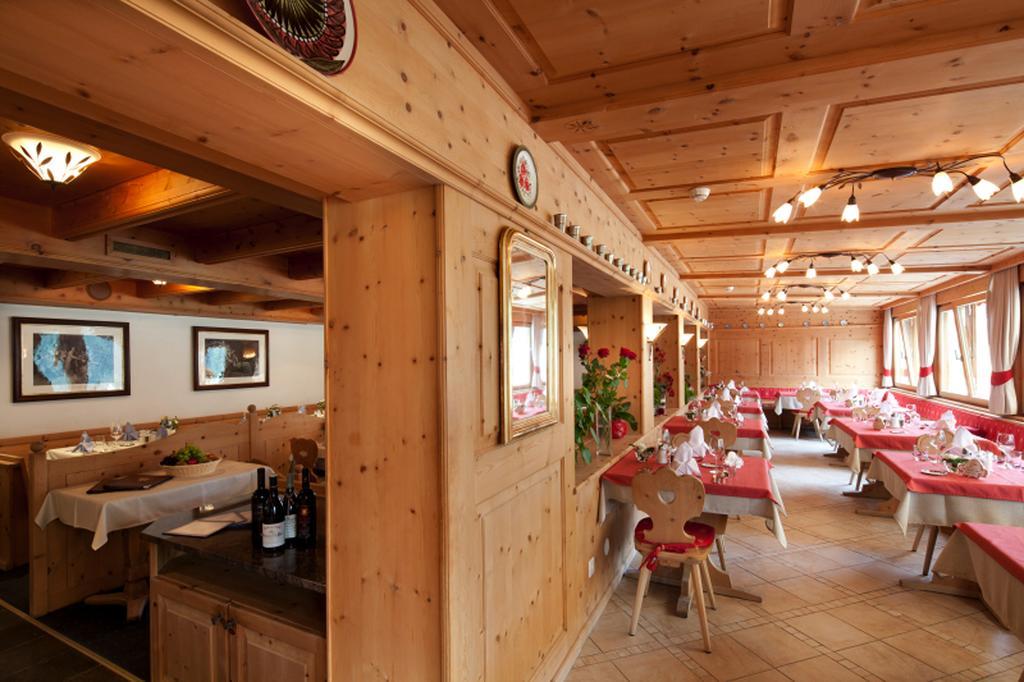Hotel Astras Скуол Екстериор снимка