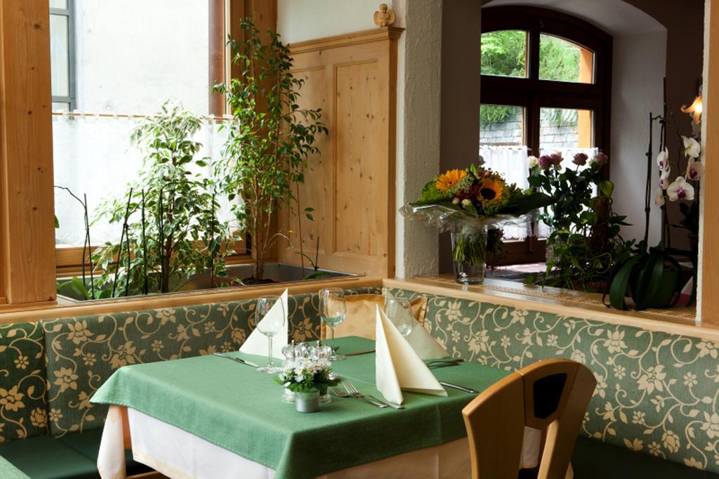 Hotel Astras Скуол Екстериор снимка
