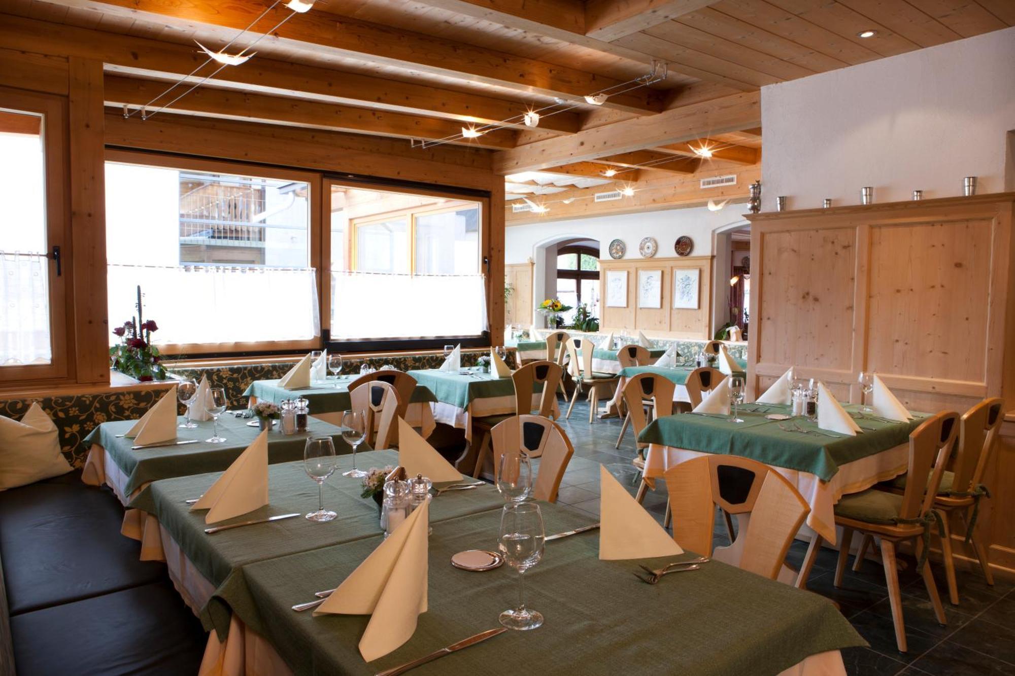 Hotel Astras Скуол Екстериор снимка