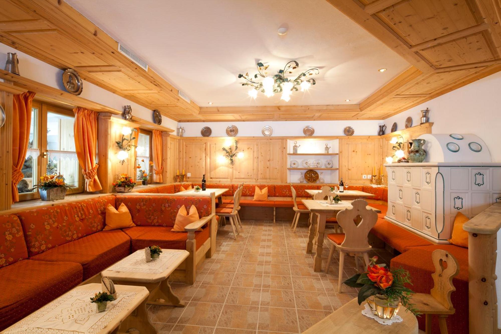 Hotel Astras Скуол Екстериор снимка