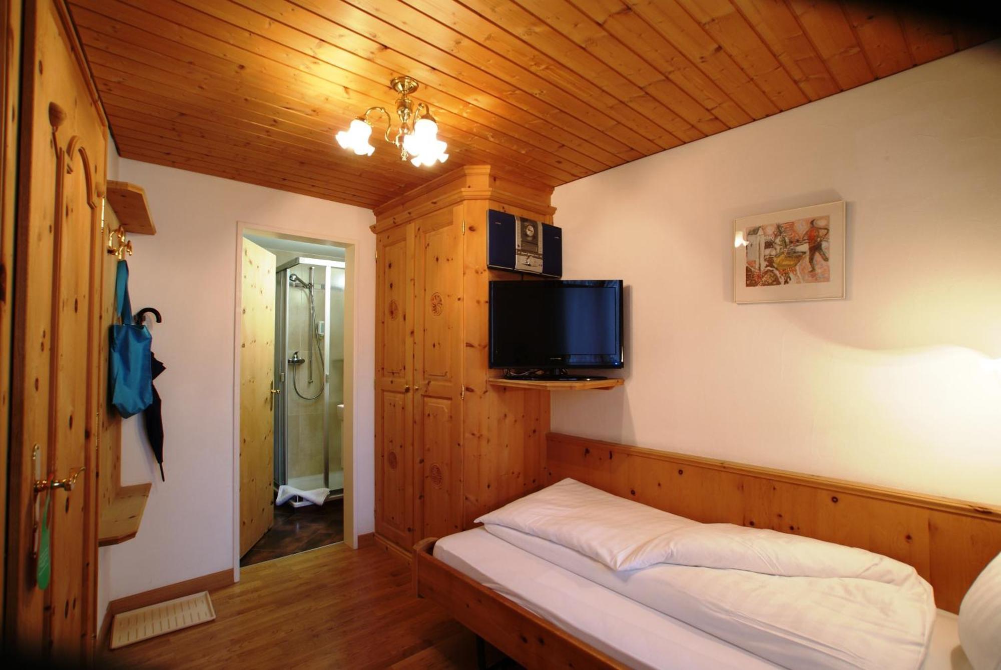 Hotel Astras Скуол Екстериор снимка