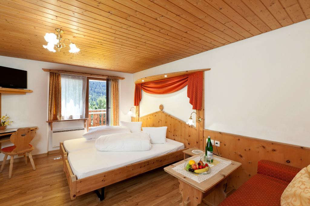 Hotel Astras Скуол Екстериор снимка