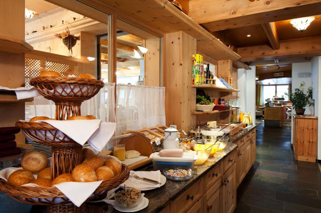 Hotel Astras Скуол Екстериор снимка