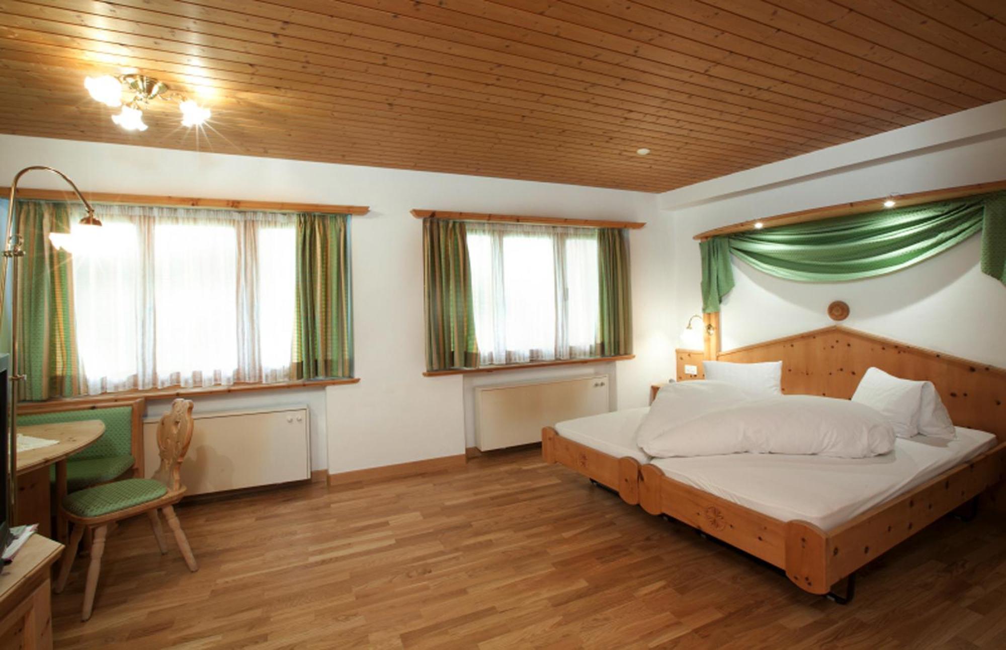 Hotel Astras Скуол Екстериор снимка