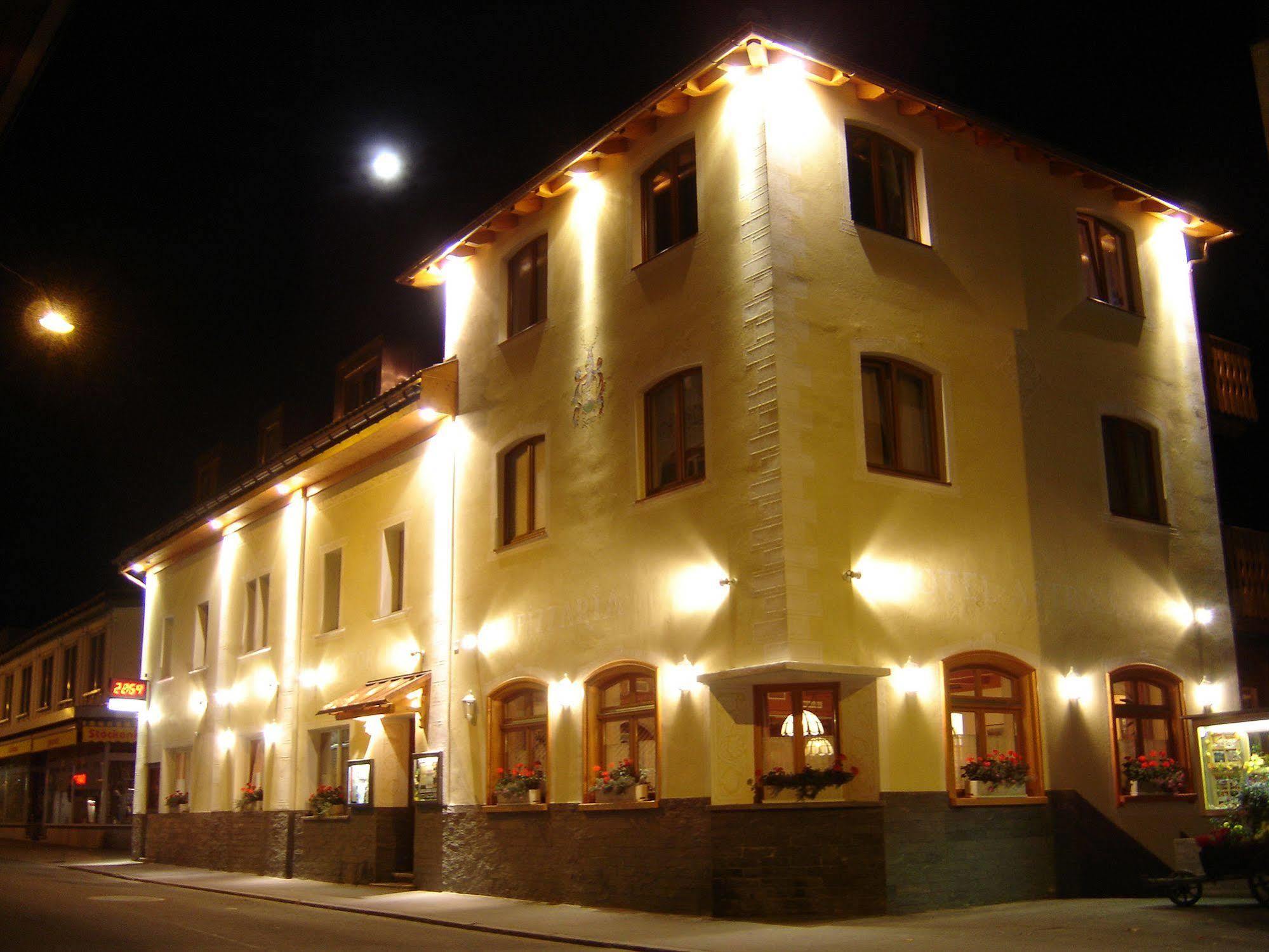 Hotel Astras Скуол Екстериор снимка