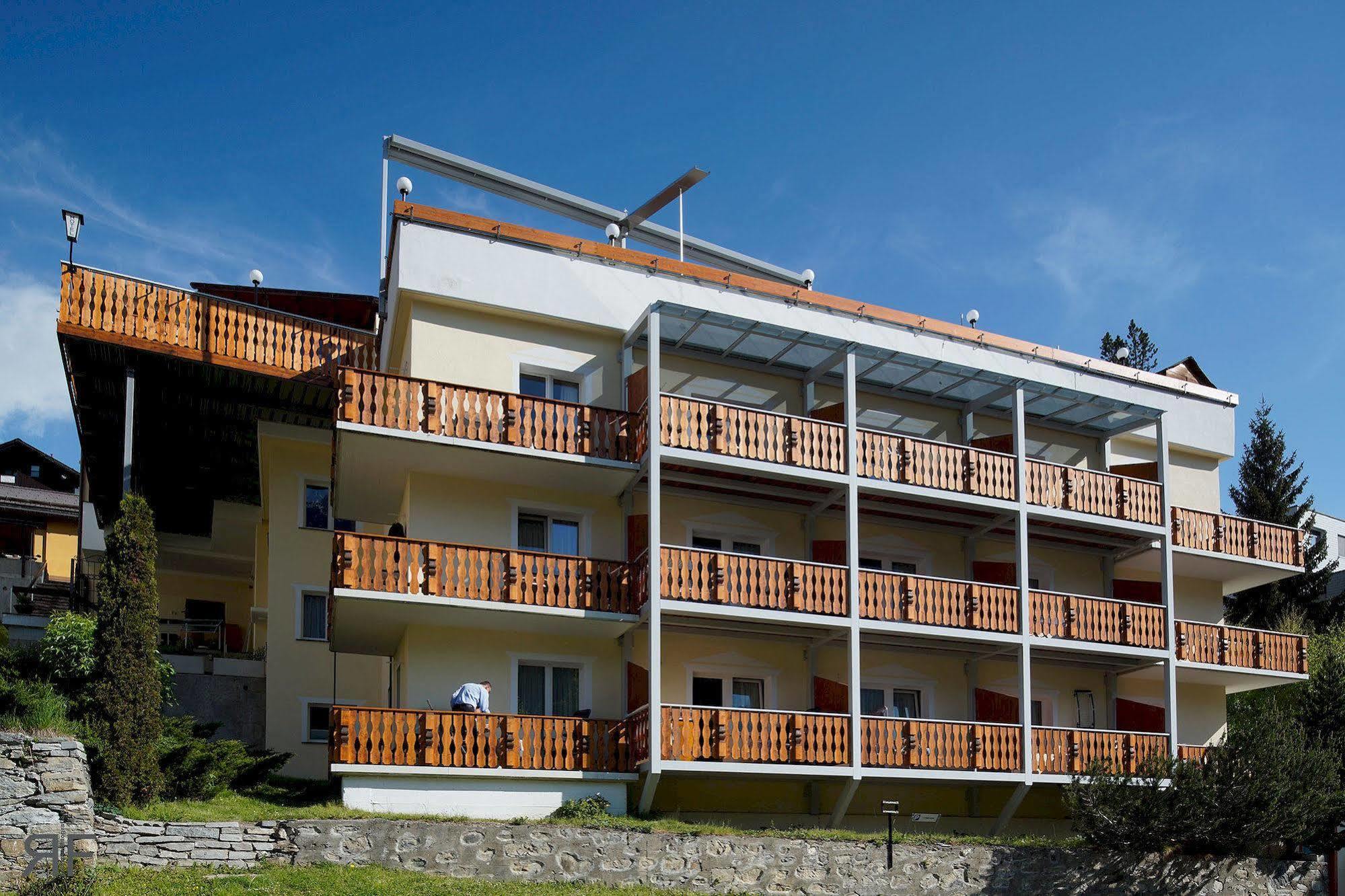 Hotel Astras Скуол Екстериор снимка