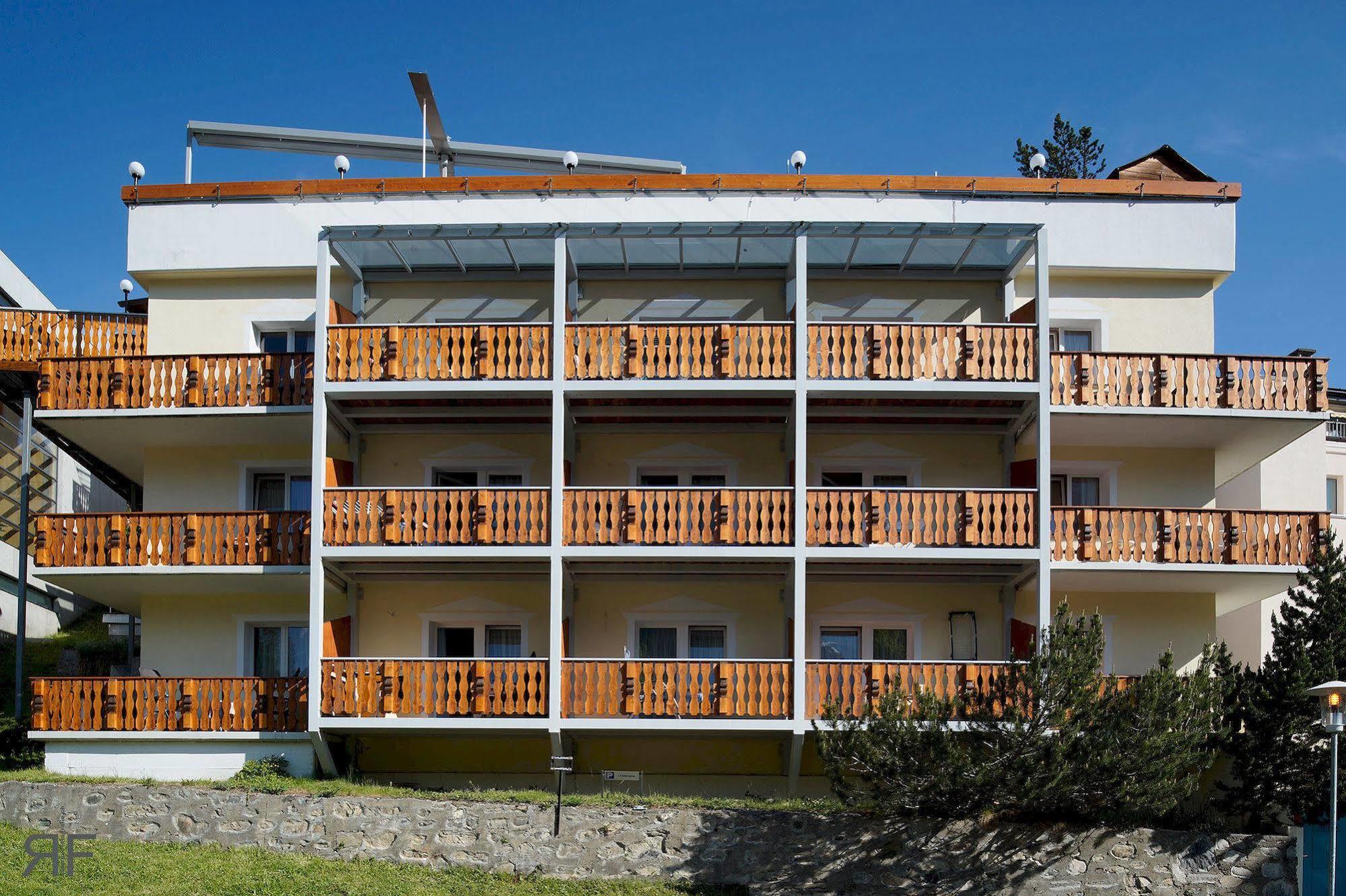 Hotel Astras Скуол Екстериор снимка