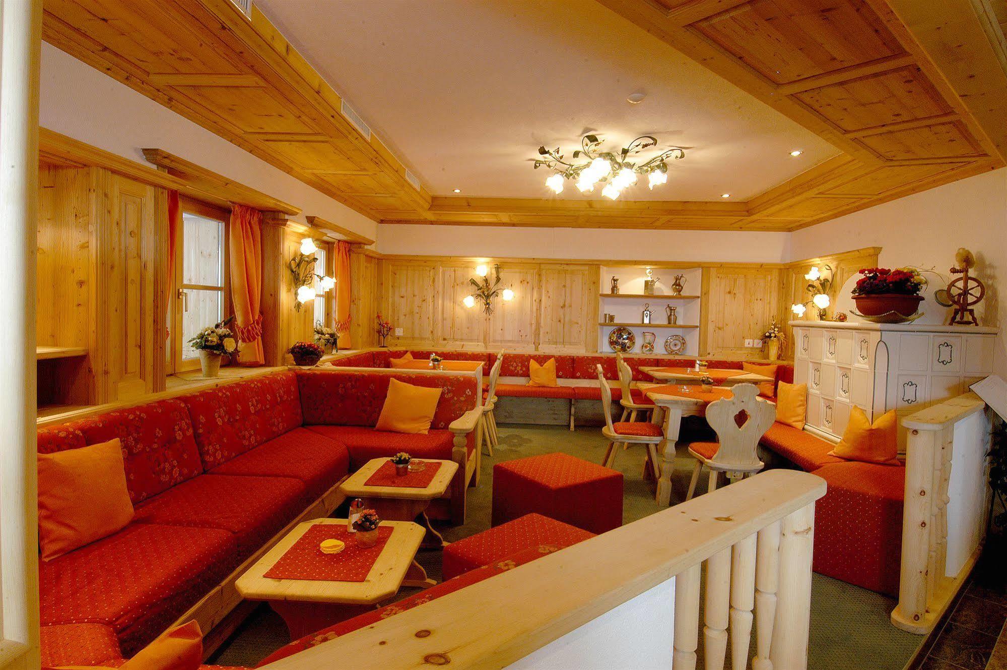 Hotel Astras Скуол Екстериор снимка