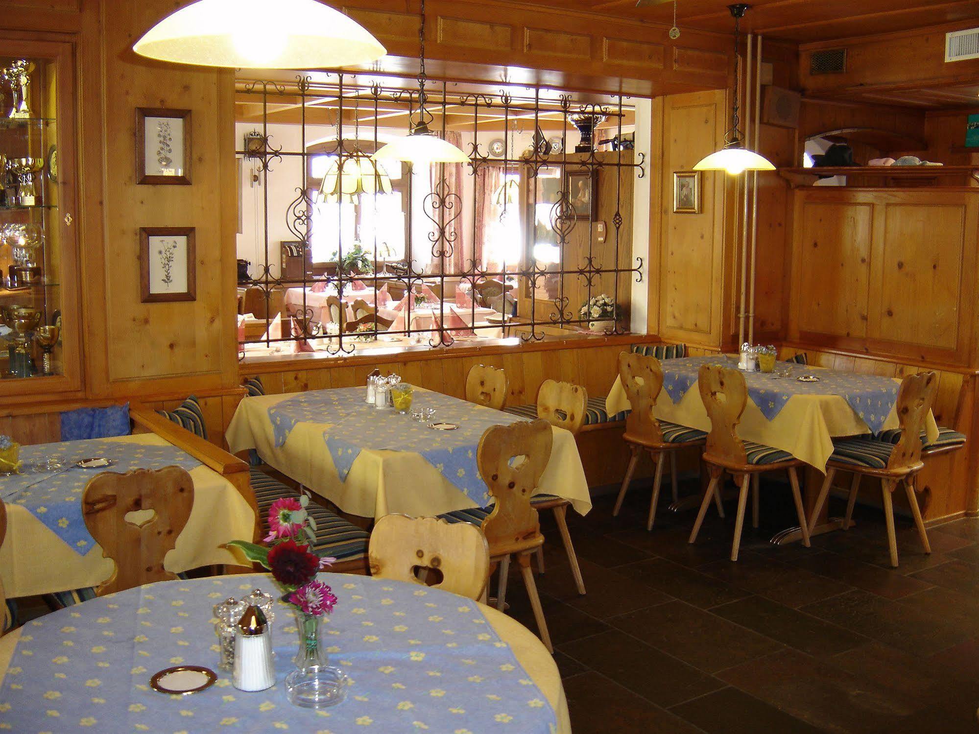 Hotel Astras Скуол Екстериор снимка