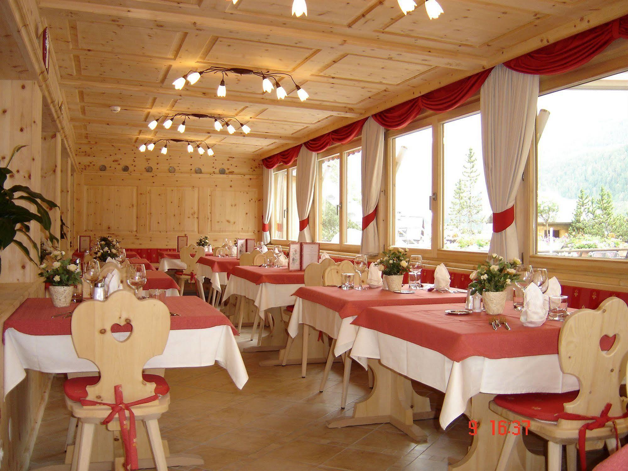 Hotel Astras Скуол Екстериор снимка