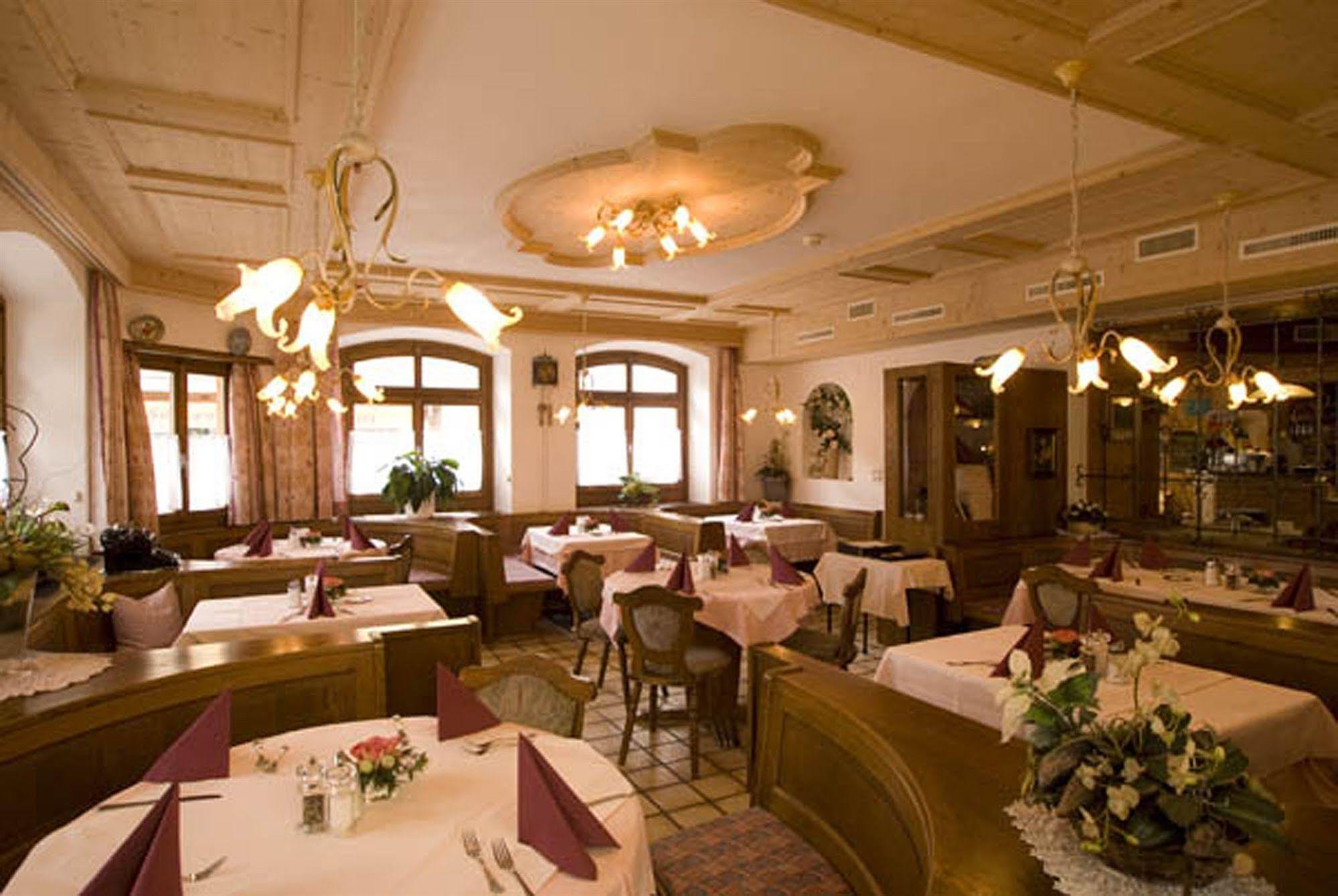 Hotel Astras Скуол Екстериор снимка
