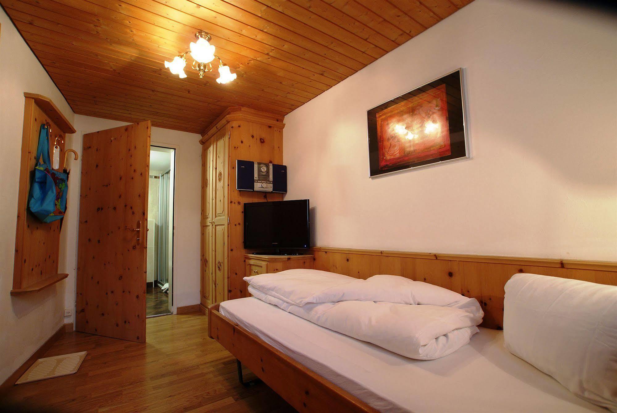 Hotel Astras Скуол Екстериор снимка