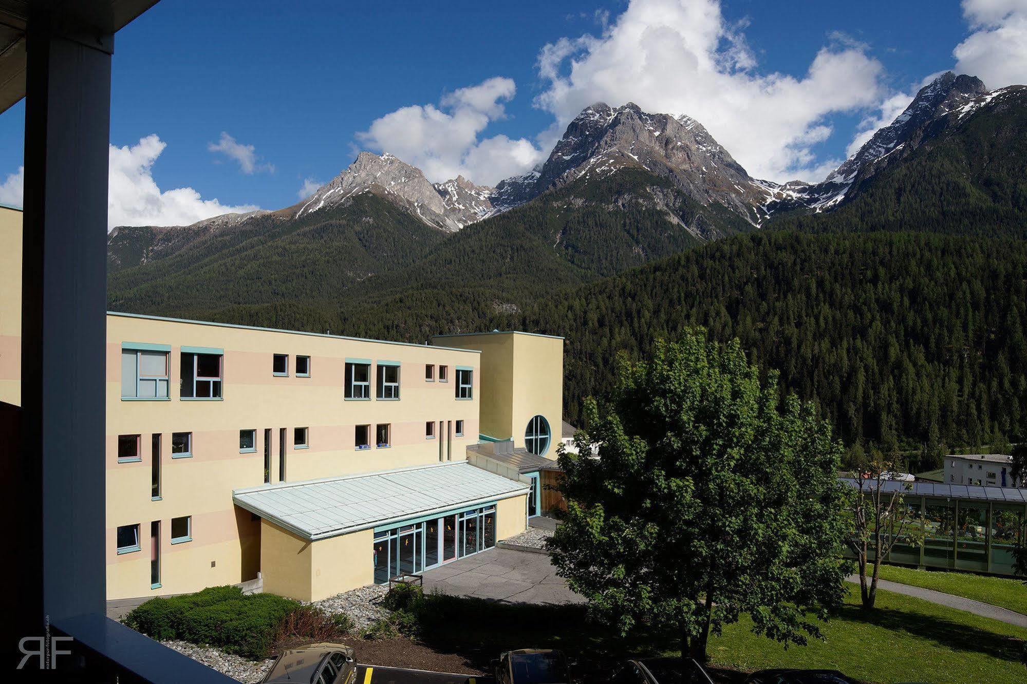 Hotel Astras Скуол Екстериор снимка